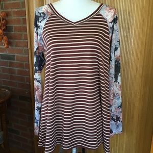 NWOT Oddy V-Neck Top Size Medium
